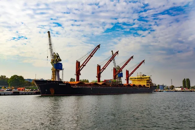 How Much Weight Can A Cargo Ship Carry?